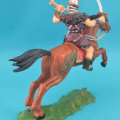 8754  Hun avec épée, sonnant du cor sur cheval 4.